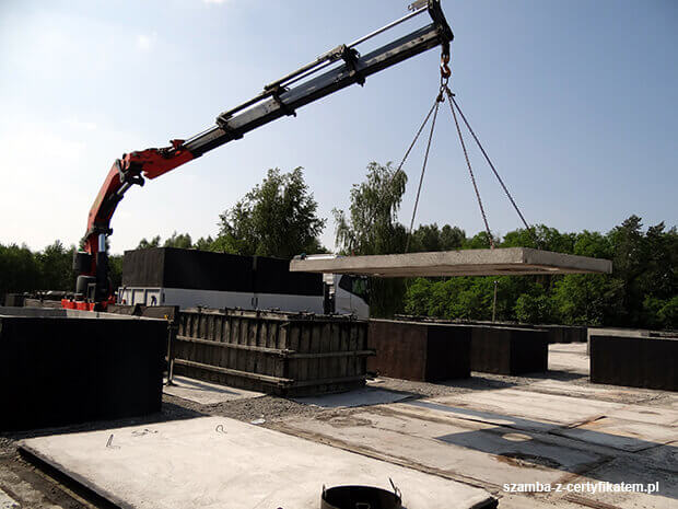 Załadunek szczelnego szamba betonowego do transportu  w Jarocinie